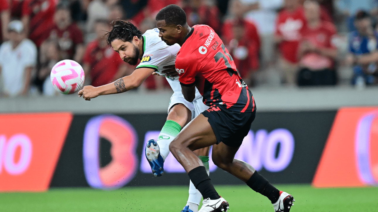 Jogadores de Athletico-PR e América (foto: Mourão Panda/América)