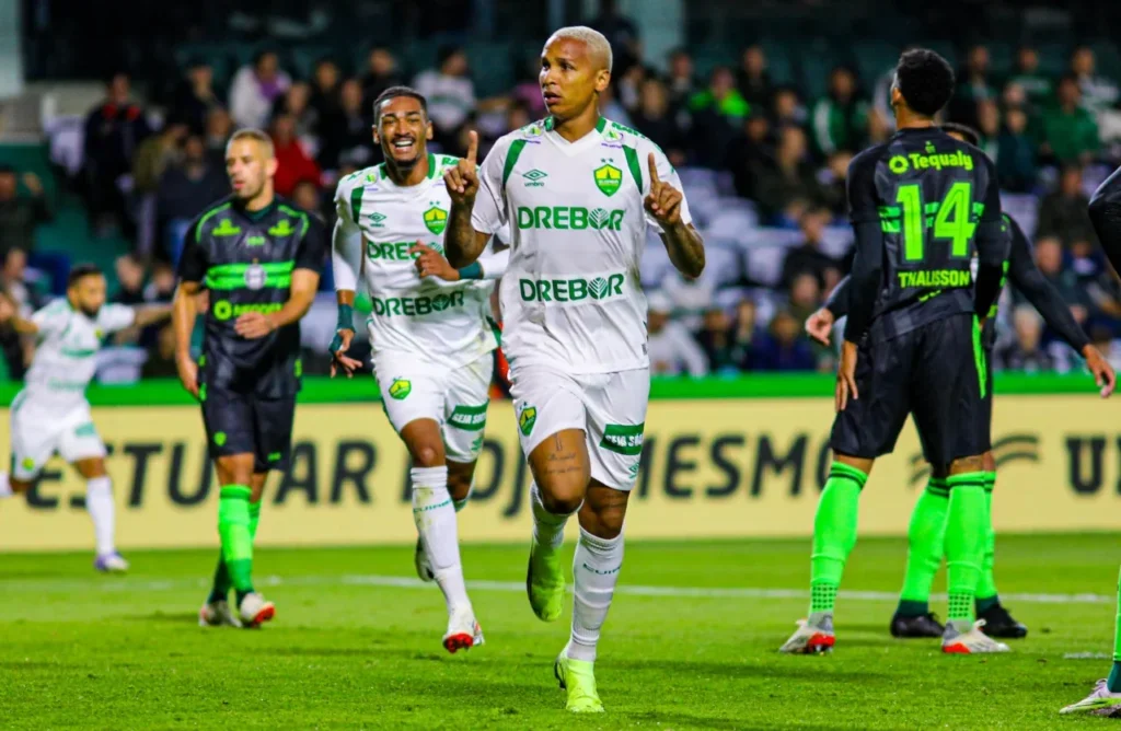 Deyverson fez um dos gols do Cuiabá contra o Coritiba (foto: Cuiabá/Divulgação)