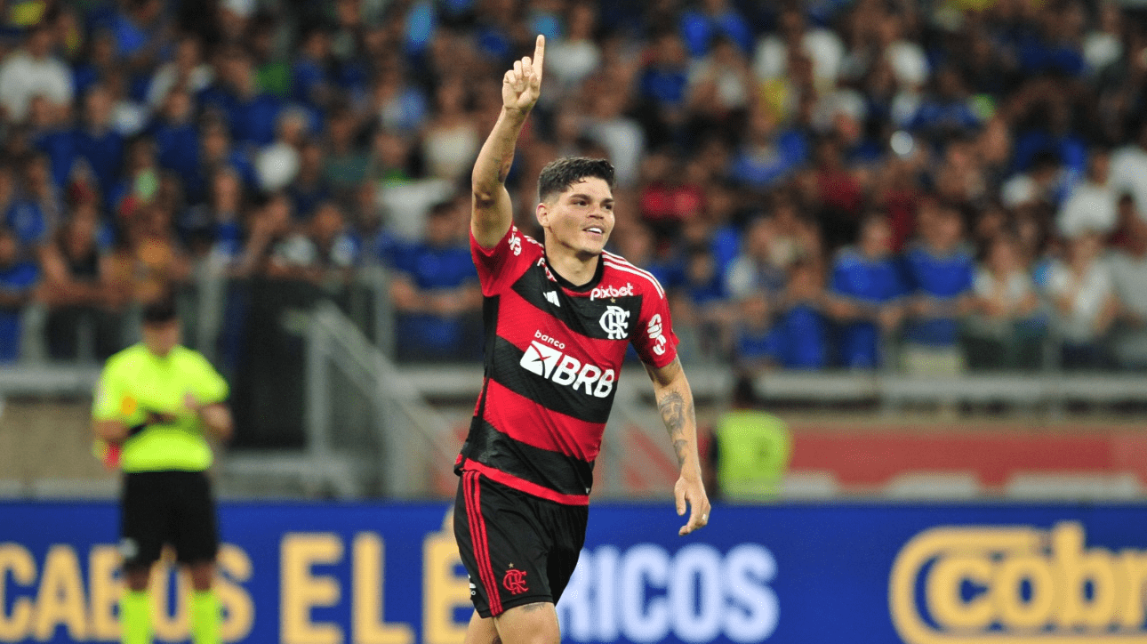 Lateral Ayrton Lucas (foto: Alexandre Guzanshe/EM D.A Press)