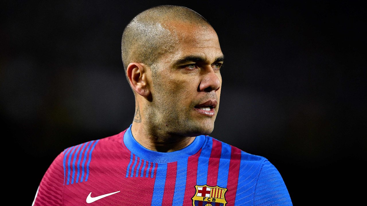 Dani Alves em ação pelo Barcelona (foto: PAU BARRENA/AFP)
