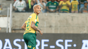 No futebol brasileiro, Deyverson tem passagens por Mangaratibense, Palmeiras e Cuiabá - Crédito: 