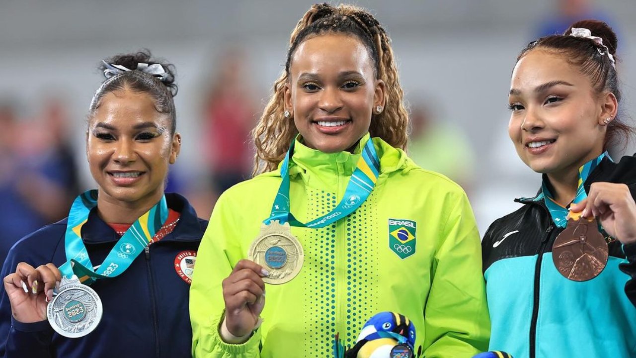 Rebeca Andrade com a medalha de ouro (foto: Ricardo Bufolin/CBG)