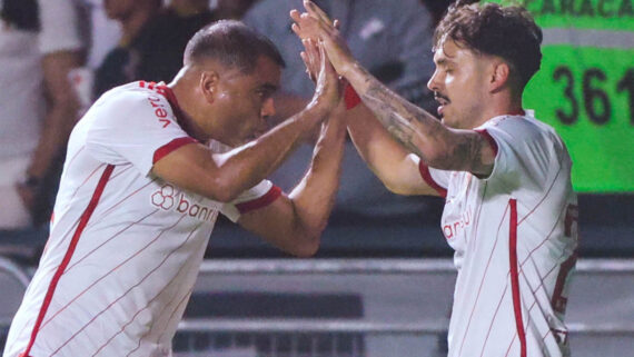 Mercado e Mauricio comemorando (foto: Twitter do Internacional)