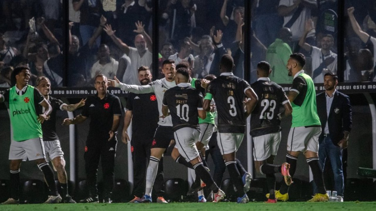 Time do Vasco comemorando (foto: Reprodução Twitter do Vasco)
