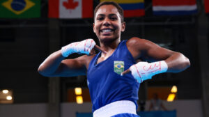 Jucielen Romeu mostrou símbolo do Time Brasil e lutará por uma medalha de ouro na categoria de até 57kg - Crédito: 