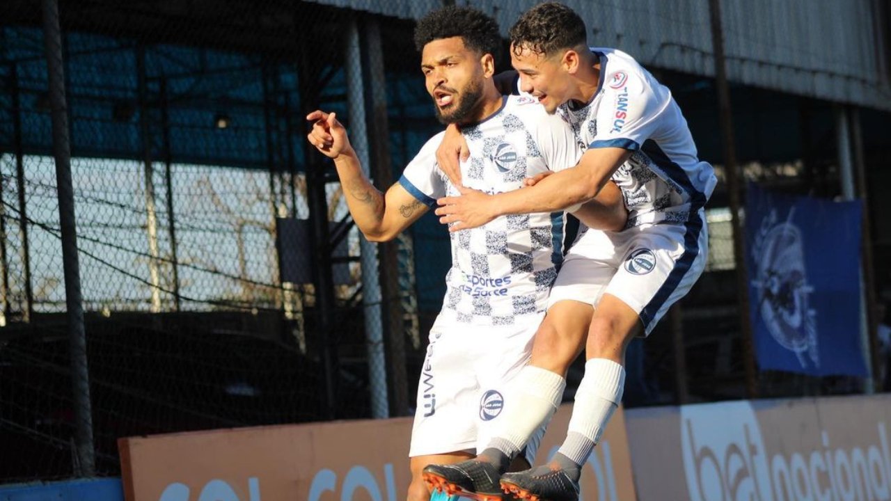 Jogadores do São José comemorando (foto: Eduardo Torres / EC São José)