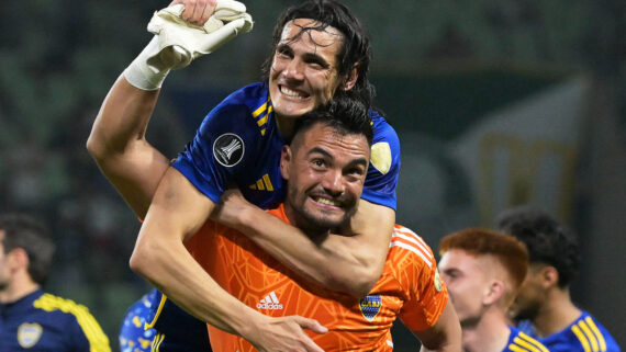 Cavani e Romero comemorando (foto: NELSON ALMEIDA / AFP)