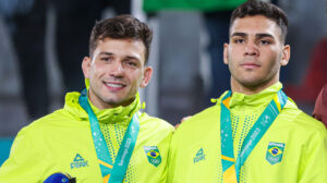 Gabriel Falcão (à direita) conquistou o ouro e Daniel Cargnin ficou com a prata (à esquerda) na categoria -73kg - Crédito: 