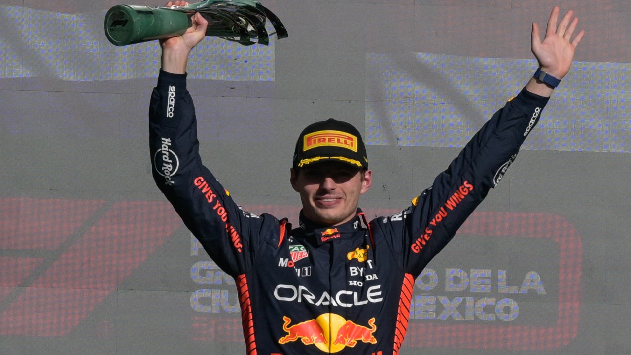 Verstappen comemorando GP do México de Fórmula 1 (foto: Alfredo ESTRELLA / AFP)