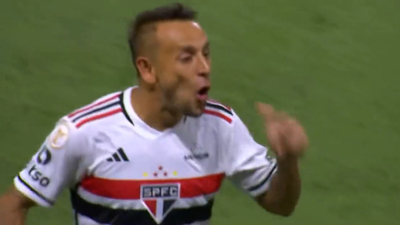 Rafinha acusando Claus (foto: Reprodução Premiere)