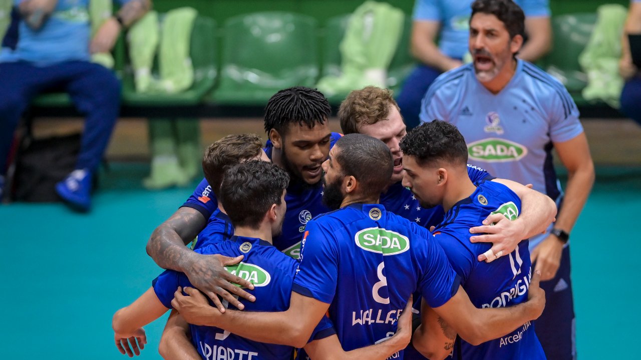 Time do Cruzeiro comemorando (foto: Reprodução Twitter do SADA Cruzeiro)