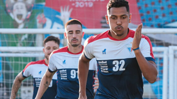 Jogadores do Fortaleza durante treino (foto: Leonardo Moreira/Fortaleza)