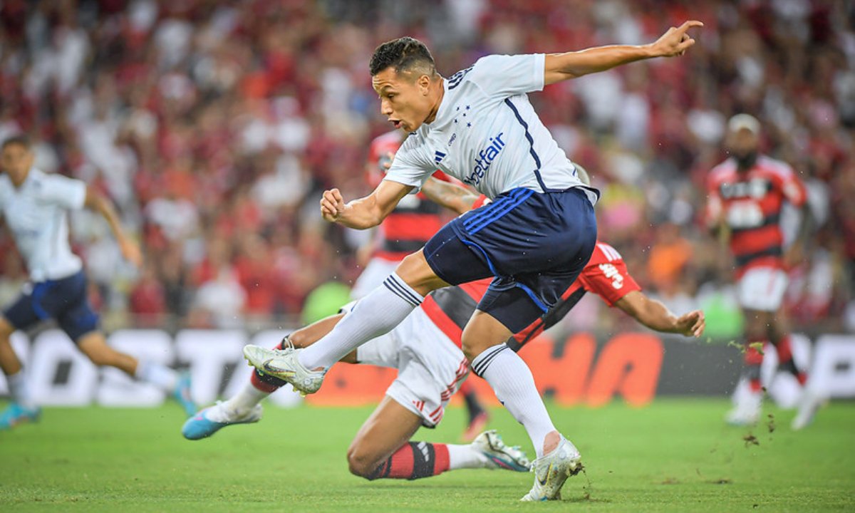 Marlon, do Cruzeiro, marca golaço contra Flamengo, no Maracanã (foto: Staff Images / Cruzeiro)