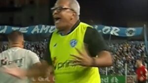 Hélio dos Anjos foi expulso no empate entre Paysandu e Volta Redonda - Crédito: 