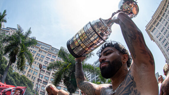 Gabigol no trio elétrico da comemoração da Libertadores de 2022 (foto: Paula Reis / Flamengo)