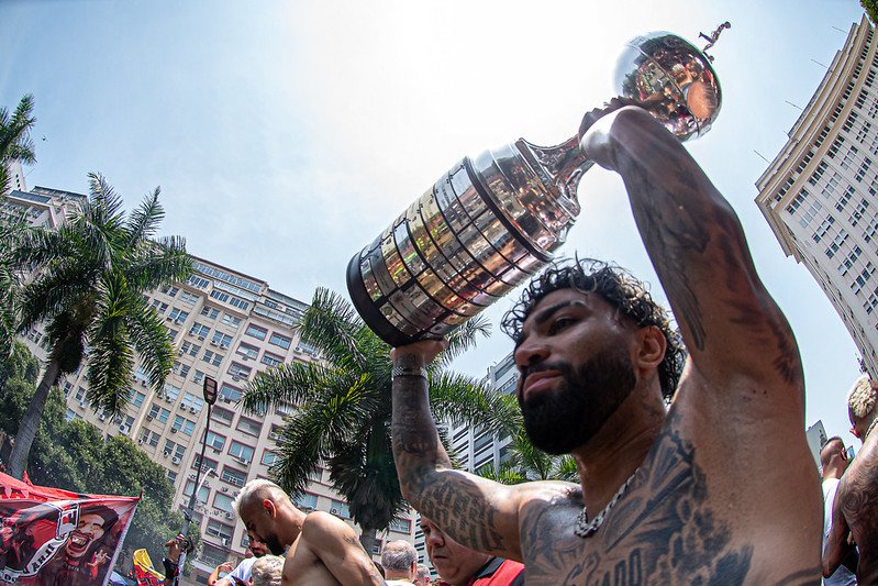 Gabigol no trio elétrico da comemoração da Libertadores de 2022 (foto: Paula Reis / Flamengo)