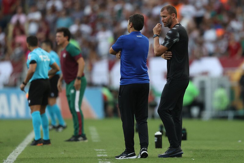 Lúcio Flávio e Joel Carli durante o clássico (foto: Foto: Vitor Silva/Botafogo)