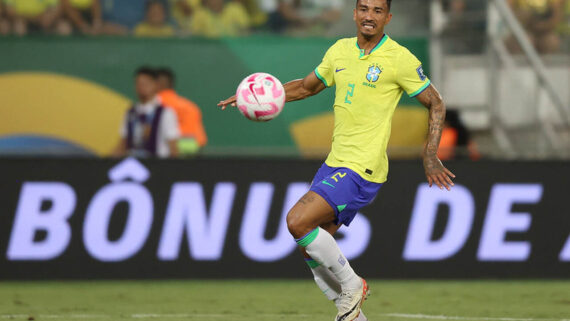 Danilo, em jogo pela Seleção (foto: Vitor Silva/CBF)