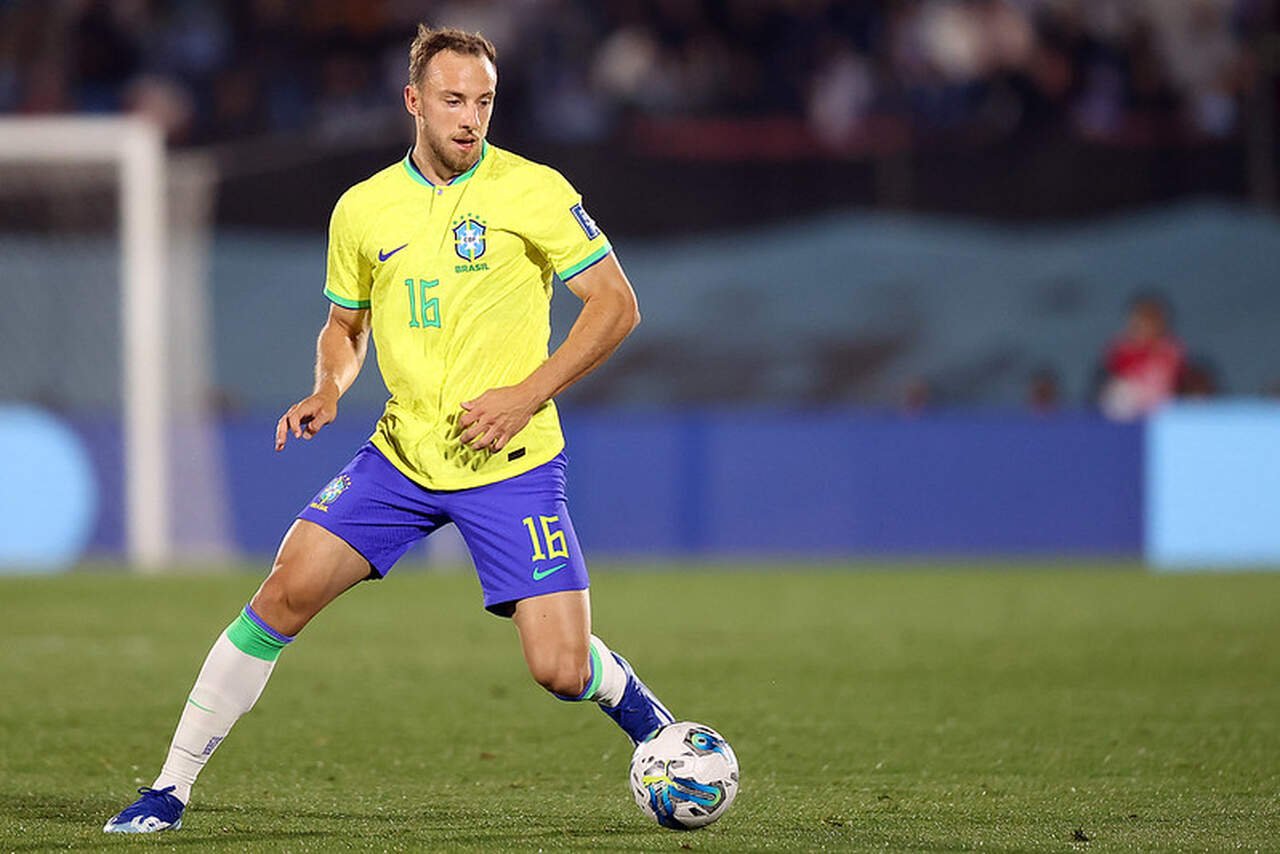 Carlos Augusto com a camisa do Brasil (foto: Vitor Silva/CBF)