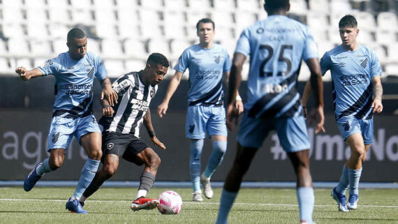 Sob sol e sem torcida, Botafogo e Athletico empataram em partida interrompida (foto: Vítor Silva/Botafogo)