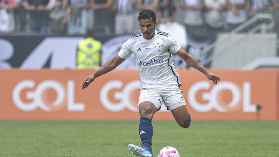 Kaiki, lateral do Cruzeiro, contra o Atlético (foto: Staff Images / CRUZEIRO)