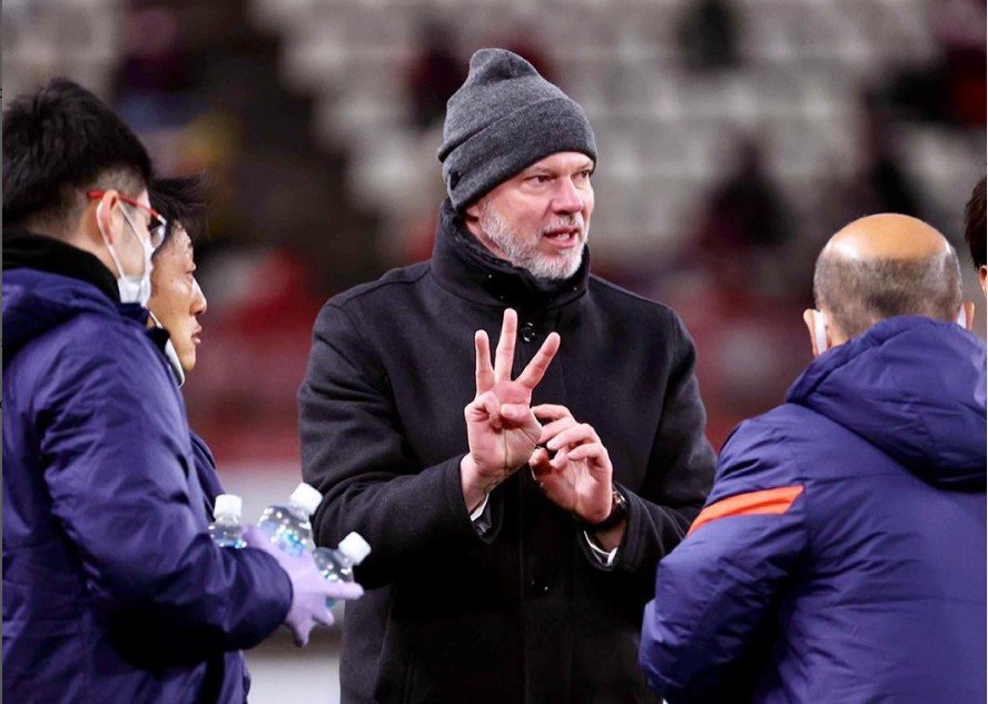 Antonio Carlos Zago conversa com jogadores (foto: Kashima Antlers/Divulgação)