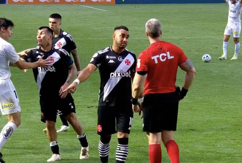 Medel, à esquerda, se envolve em confusão durante partida contra o Santos, pelo Brasileiro 2023 (foto: Reprodução / TV Globo)