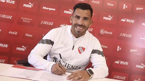 Carlos Tevez durante assinatura de contrato com o Independiente, da Argentina (foto: Divulgação/Independiente)