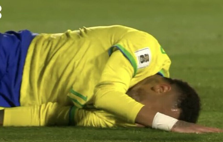 Neymar chorando em campo contra o Uruguai (foto: Reprodução/TV Globo)