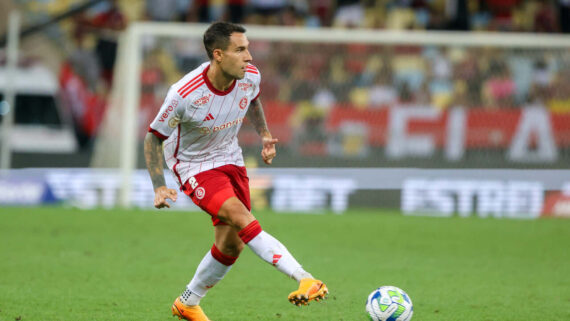 Hugo Mallo em campo (foto: Ricardo Duarte/Internacional)