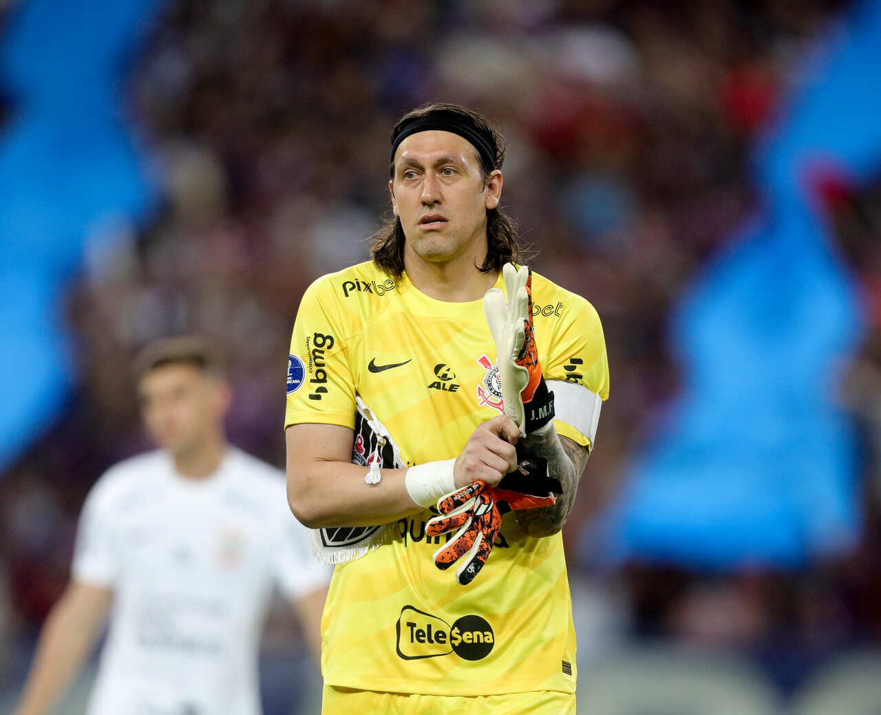 Cássio colocando a luva (foto: Rodrigo Coca/Agência Corinthians)