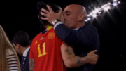 Beijo forçado de Rubiales na jogadora Jenni Hermoso, da Espanha (foto: Reprodução de vídeo)