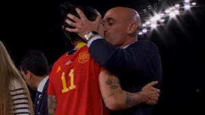Beijo forçado de Rubiales na jogadora Jenni Hermoso, da Espanha - Crédito: 