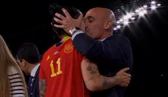 Beijo forçado de Rubiales na jogadora Jenni Hermoso, da Espanha (foto: Reprodução)