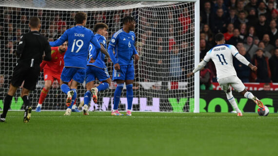 Momento do gol marcado por Marcus Rashford na vitória dos ingleses sobre a Itália (foto: Claudio Villa/Getty Images)
