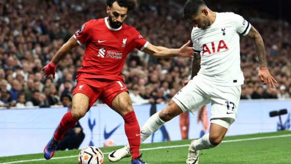 Mohamed Salah em disputa de bola com jogador do Tottenham na Premier League (foto: Henry Nicholls/Getty Images)