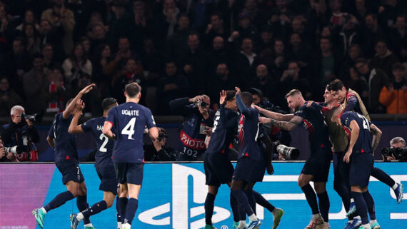 Jogadores do PSG comemorando (foto: Franck Fife/AFP)