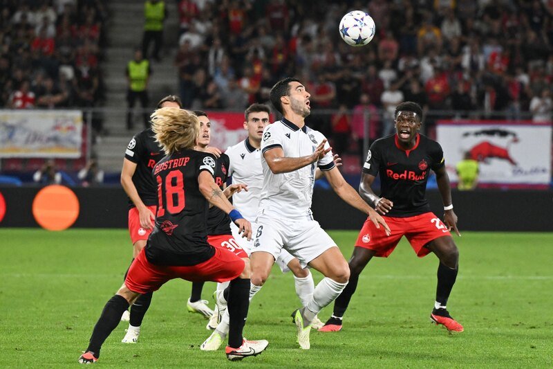 Jogadores de RB Salzburg e Real Sociedad em disputa de bola pelo Grupo D da Champions (foto: Kerstin Joensson/Getty Images)