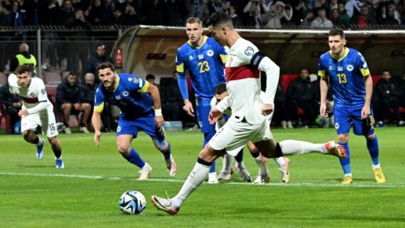 Momento do primeiro gol de Cristiano Ronaldo na vitória de Portugal sobre a Bósnia (foto: Elvis Barukcic/Getty Images)