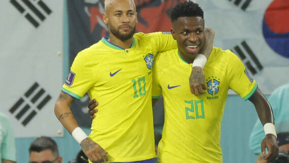 Neymar e Vini (foto: Odd Andersen/AFP via Getty Images)