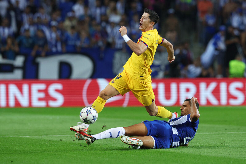 Barcelona vence Porto e volta às oitavas da Champions League