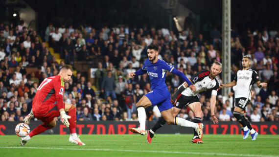 Momento do gol marcado por Armando Broja na vitória do Chelsea diante do Fulham (foto: Bryn Lennon/Getty Images)