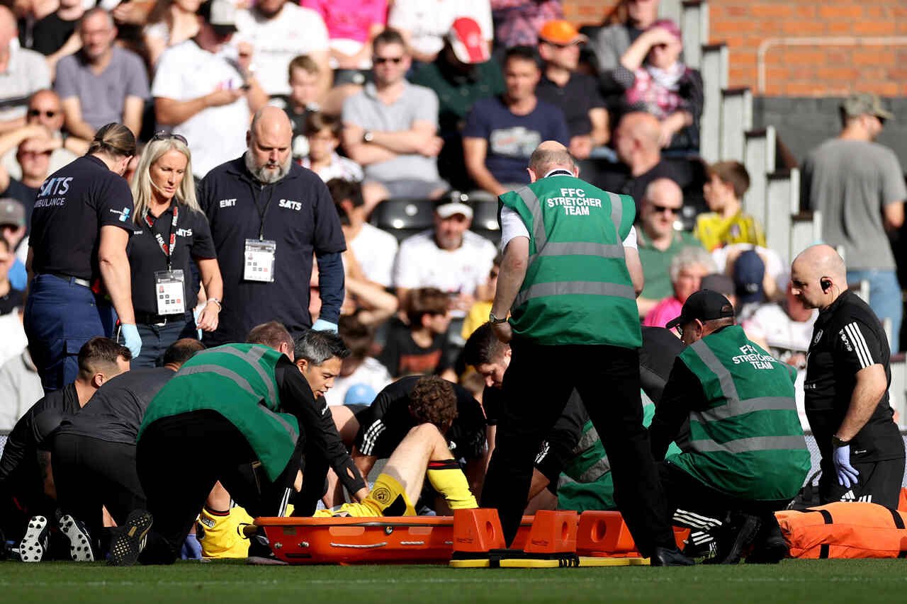 Chris Basham, do Sheffield United, sofreu fratura exposta no tornozelo direito na partida contra o Fulham – (foto: Foto: Ryan Pierse/Getty Images)