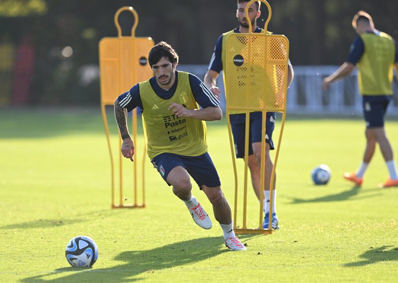 Sandro Tonali durante treinamento pela seleção da Itália - Foto: Claudio Villa/Getty Images (foto: Foto: Claudio Villa/Getty Images)