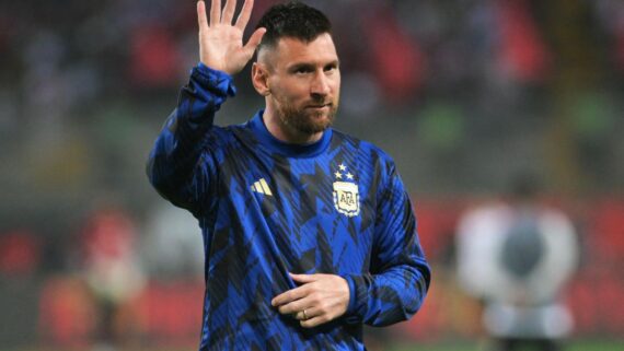 Messi acena para as pessoas (foto: ERNESTO BENAVIDES/ AFP)
