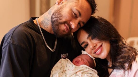 Neymar ao lado de Bruna Biancardi e sua filha, Mavie, que nasceu nessa sexta-feira (6/10) (foto: Redes sociais/Reprodução)