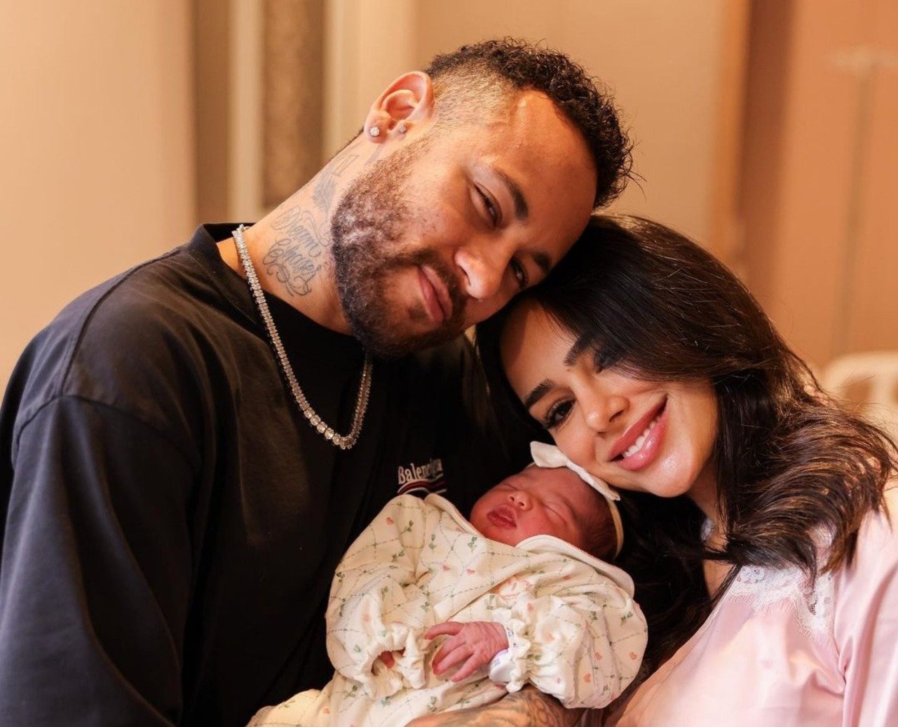 Neymar ao lado de Bruna Biancardi e sua filha, Mavie, que nasceu nessa sexta-feira (6/10) (foto: Redes sociais/Reprodução)