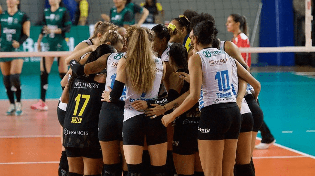 Jogadoras de vôlei do Praia Clube (foto: Alessandra Torres)