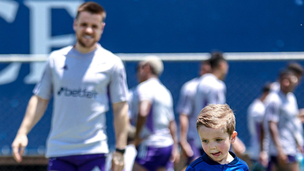 Ramiro brincando de bola com o filho na Toca da Raposa 2 (foto: Divulgação/Cruzeiro)
