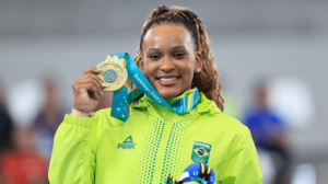Rebeca Andrade mostra medalha do Pan-Americano - Crédito: 